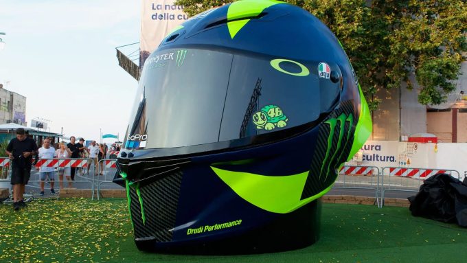 Valentino Rossi gets giant 3D printed helmet from Caracol AM