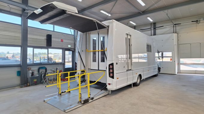 Van Venrooy and Caracol 3D print end-parts for automotive custom vehicles